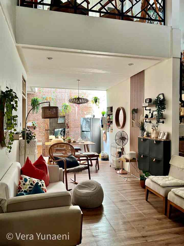 Untuk menjadikan ruangan tampak estetik, gak perlu dengan barang2 yang mahal. Seperti di Living room aku ini, ide dengan menggunakan 2 pasang Ikea TRONES warna hitam, yang tentunya temen2 tahu brp doong harganya. Lalu aku tambahkan papan jati Belanda di atas Ikea Trones, supaya makin estetik (Ide dari Pinterest). Kita berhitung yuks :
1. Ikea Trones 2 pasang = 499k x 2 = 998k
2. Papan Jati Belanda Custom 70cm = 37,5k x 2 = 75k
3. Papan Jati Belanda Custom panjang 102cm = 50k
4. Vas Bunga Nordic = 50k x 2 = 100rb
5. Bracket Industrial Pipe = 45k x 4 = 180k
6. Alas (bantal) kursi Ikea = 155k x 2 = 310k
7. Tukang untuk instalasi = 100k

dan di slide ke 3, seluruh pritilan yang ada di sana, semua terjangkau. Termasuk Young Living  Diffuser Owl sekarang harganya juga udah murah lhoo. 
SEMANGAT MENDEKOR YAA 🥰🥰


1. #FancyBudgetMinim
2. #LowEffortFancy
3. #SpillDecorLowBudget

#ikea #ikeatrones #papanjatibelanda #vas #vaskeramik #alaskursi #bantal #bracketindustrial #rakdinding #rakindustrial #vintagehome #industrialhome 