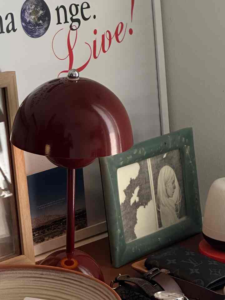 Agak bingung kalo ditanya apa sih style apartement ini haha 🤔 tapi rasanya mungkin maximalist minimalist alias organized chaos.

It’s always nice to put on colorful pieces to the blank canvas supaya masing-masing sudut punya ‘cerita’nya masing-masing.

Kadang, ga perlu pernik yang besar untuk bisa menambah  ‘hidup’ ruang ini 😉

#minimalist #homedecorinspo #aesthetichomedecor #studioapartment #homedecor