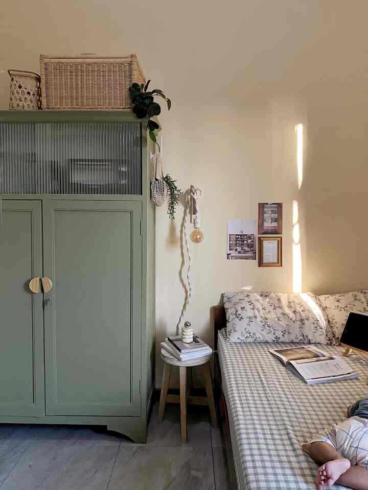 Guest room cozy yang modalnya dari barang-barang pemberian orang tua. Awal nempati rumah ini, orang tua ngga tega liat barang2 pada berserakan dan ruangan yang mlompong. Akhirnya kami dikasi lemari ijo itu buat naruh barang katanya.
Ngga keabisan akal, biar penampilan lemari ini makin oke akhirnya kita cet pake Jotun warna greentea. Di bagian kaca kita tempelin sticker dengan motif moru buat upgrade penampilannya dan bikin looksnya jadi kekinian, dan handlenya kita ganti kayu karna yang lama udah jadul banget plus berkarat. Alhasil lemari #DIYfurniture  nya cakep banget jadi sayang kalo digeletakin gitu aja di belakang. Kami taruh di #guestroom deh. Cakep nggak?

#cozyroom #personalizedfurniture #makeoverroom #uniquefurniture #decorlowbudget #minimalist #midcenturymodern