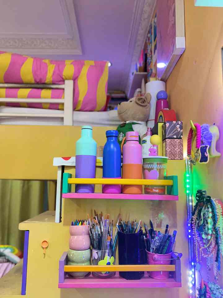 Another side of my bed room✨💖 
Ketika barang polos aku cat acrylic agar menyatu dengan warna kamar aku #beautifulmess #bedroom #sideroom #colorfull