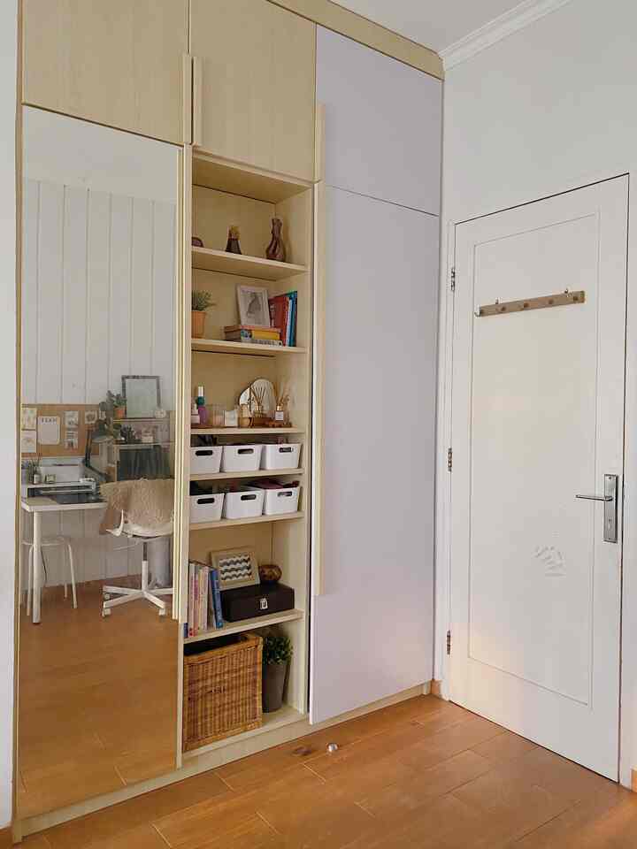 Untuk wardrobe di kamar utama, kami memilih menggunakan custom furniture untuk memaksimalkan space yang ada. Wardrobe ini juga saya gunakan untuk meja rias sekaligus rak dekorasi 😃 #customwardrobe #custominterior #japandistyle #kamarutama #lemarikamarutama #mejarias #smallbedroom #bekasi #mainbedroom #kamartidurjapandi #whiteandwood