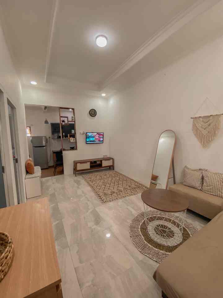 Ruangan serbaguna di rumah ini, ruangan yg bisa dijadikan ruang keluarga, ruang tv dan juga area bermain anak, satu-satu nya ruangan yg cukup luas di rumah mungil ini, dipercantik dengan dekorasi furniture dengan warna senada dan pemasangan sekat menggunakan partisi kayu.



#rumahminimalist #inspirasirumahmungil #rumahmungil #rumahearthtone #rumahdeveloper
