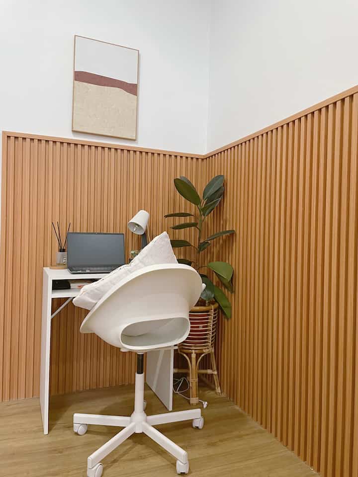 Sudut ini merupakan area workspace. Untuk membuatnya nyaman dan enak dipandang mata, small decoration yg dipakai yaitu menaruh wallart abstrak dinding, menaruh tanaman hidup disudut ruang ditambah tanaman artifiacial imut dimeja serta menambahkan reed diffuser supaya relax ketika bekerja. Selain itu meja dan kursi kerja yg putih dipadankan dengan dinding motif kayu dari wallpanel, jd terasa hangatnya.

#smalldecorations #decorationsinspo #hiasandinding #pernakpernikrumah #penakpernikruangan