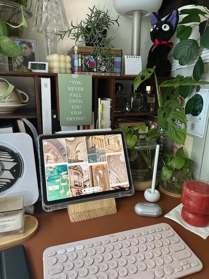 Sudut lain dari area kerja saya 💕

#meja kerja #workarea #homestagram