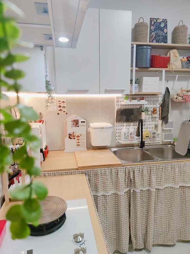 Pojokan dapur yang selalu dikunjungi setiap hari 😀😀, ada berbagai printilan dapur dipojokan ini 🫣🫣
.
.
.
.
#kitchen #inspirasidapur #dapurminimalis #dapur #dekorasidapur #minimalist #kitchenidea 