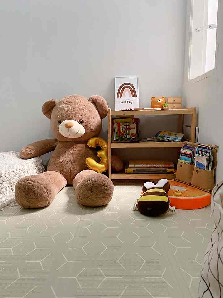 Sudut bermain anak ✨

Sederhana aja, karna ruangan nya mungil aku cukup isi dengan rak 3 susun material kayu, beberapa buku bacaan, beruang besar yg nyaman, dan playmate anak. Untuk mainan aku simpan di drawer disisi lainnya 

Bermain dengan aturan : 
Ambil satu mainan / satu tema mainan (misal masak masakan) yg diinginkan lalu, simpan dan begitu seterusnya

Kalo temen-temen ada aturan main ga? 🫶🏻✨

#playmate #playroom #tinyhouse 
#yositriaa #rumahdeveloper #90m2 #scandihome