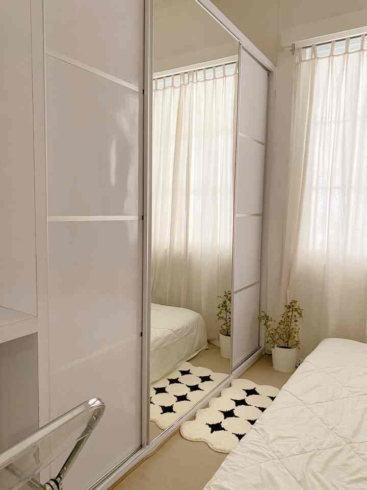 WARDROBE
Beberapa barang di rumahku sengaja dibuat costum, salah satunya wardrobe ini. Aku buat costum agar pas ukurannya dengan warna dan model yang aku suka dan tentunya on budget. Aku pilih warna putih dengan desain yang minimalist. Tak lupa aku juga minta kaca yang besar pada salah satu daun pintunya. Wardrobe ini model sliding door disesuaikan dengan ukuran kamar yang memang tidak terlalu besar. Sejauh ini aku puas dengan wardrobenya karena terbukti cukup awet, sudah lebih dari 5 tahun :) #costumfurniture #personalizedfurniture #uniquefurniture #minimalis #minimalist #bedroominspo