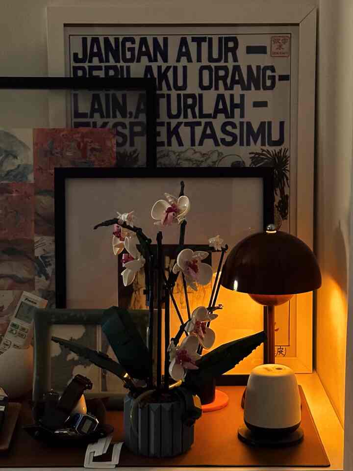 Suasana (menjelang) malam di apartemen bagi yang suka moody temaram: mulai deh tuh kegiatan rutin alias nyala-nyalain lampu kicik-kicik. Lampu yang dipilihpun yang indirect lighting, jadi bisa sekalian bikin mood makin santai 🧘🏻‍♂️🛀

Sambil nyalain musik, sambil masak aduh syahdunyaa~

#NightVibe #LightingIdeas #LightingInspiration #studioapartment