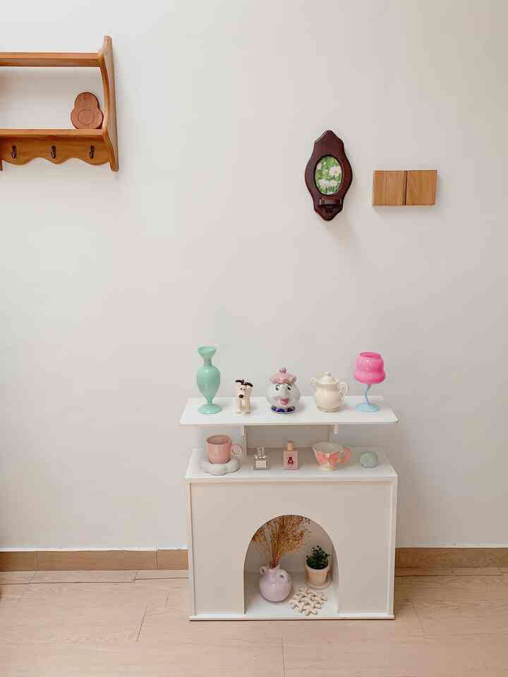 Diruanganku, aku suka memadukan warna warna pastel dengan wood. Menurut saya warna pastel itu sangat cantik tidak norak dan tetap bisa loh dibuat dekor aesthetic 🫶🏻

#bringcolorstomyhome #homecolorpalette #homecolordesign #koreanroom #roomdecor #studiodecor #pastelroom 