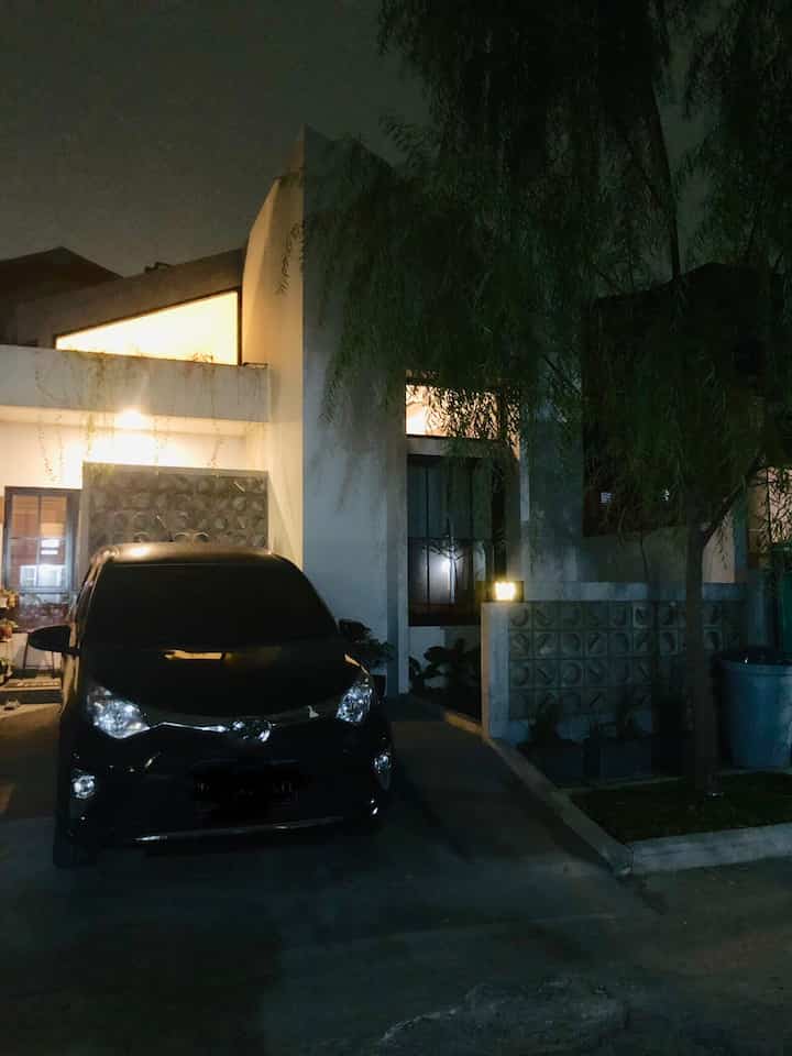 Nite Vibes
Dengan pencahayaan “warm white” membuat nite vibes di rumah kami lebih hangat. Untuk area outddor kami banyak menggunakan lampu solar untuk mengemat listrik.

#nitevibes #lampusolar #nightvibes #homedesign #facade #liveslowly
