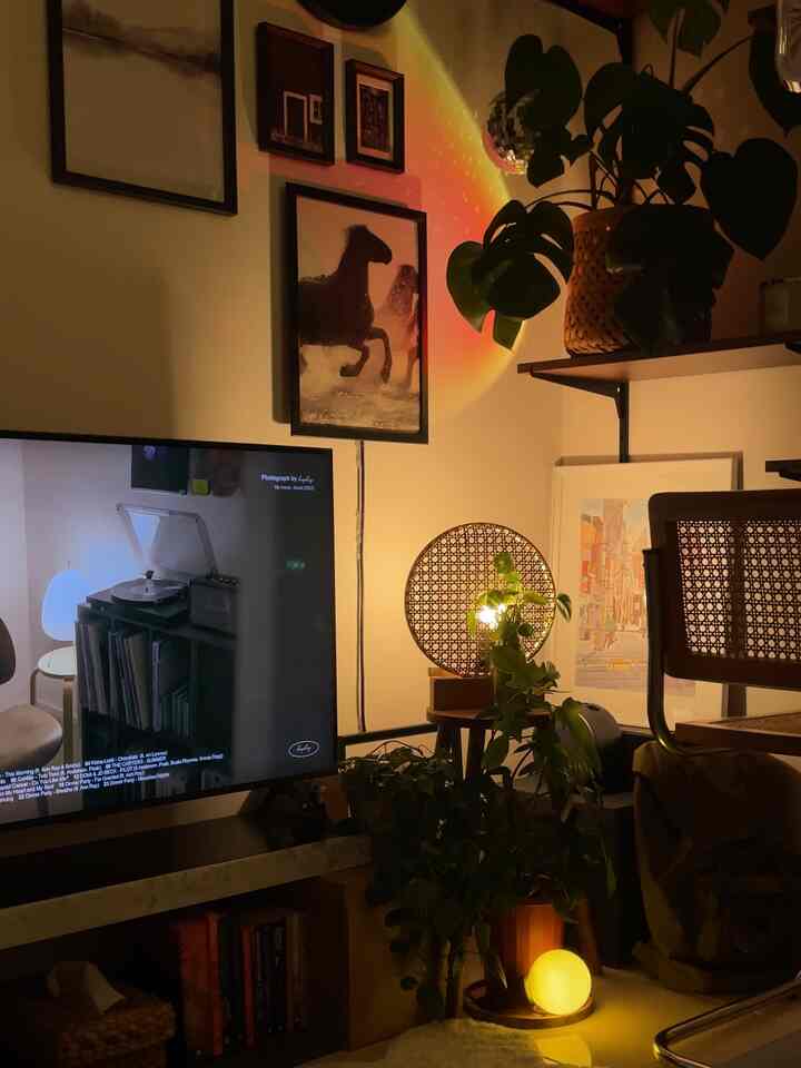 Playing with artificial sunset light, makes the room even more alive ✨

#ambiencelight #sunsetlamp #lampudekorasi #tinyapartment #selasarapt #roomdecor #apartemenestetik #kamarestetik
