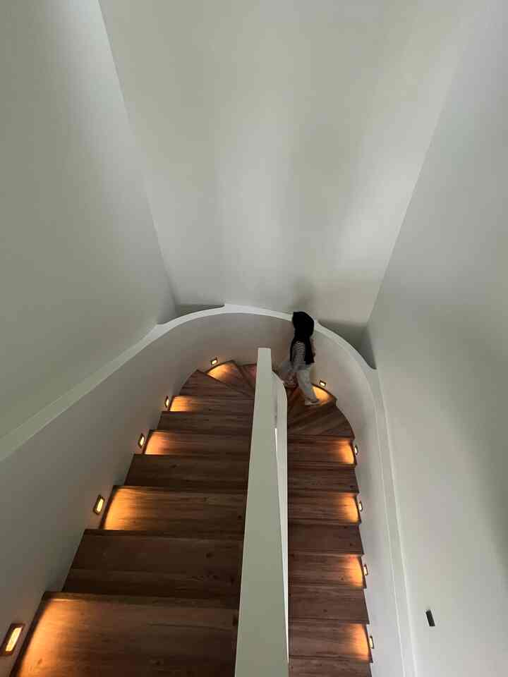 sepertinya tangga melengkung ini juga salah satu identitas gigghaus ✨ special thanks to arsitek & kontraktor yg udah buat tangga secantik ini sesuai request 😆

#inspirasitangga
#curvedstairs
#myfavoritespot
#bekasi
#ceritarumahku
#interiorrumah 
#desaintangga