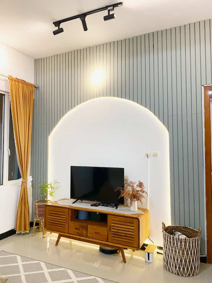Ruanga tv adalah ruangan yang cukup berbeda dengan ruangan lainya. Karna ada warna lain selain white and wood.
#livingroom #parsihyahman #idedekorasi #homedecoration #jotunindonesia