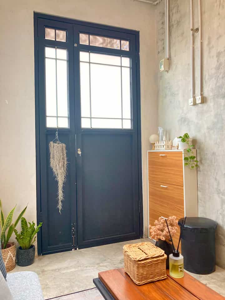 Secara garis besar gaya rumah ini adalah Industrial, karena kita sebagai penghuni ingin suasana nya santai seperti cafe cafe yang bergaya industrial.

Gaya Industrial terlihat di dinding expose dengan aksen tali air dan instalasi listrik expose serta material besi yang digunakan salah satu nya untuk pintu utama.

#industrial #homedecorinspo #aesthetichomedecor #ruangtamuindustrial #rumahindustrial

