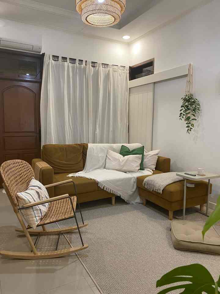 Portrait family room dr berbagai sudut~
Jam2 segini biasanya ruangan sudah rapiiih & siap untuk netflixan.. 
happy saturday night all 🤎🤎
.
.
.
.
#familyroom
#livingroom
#ruangtv
#klasikminimalis
#makeoverruangtv
#livewithpet
