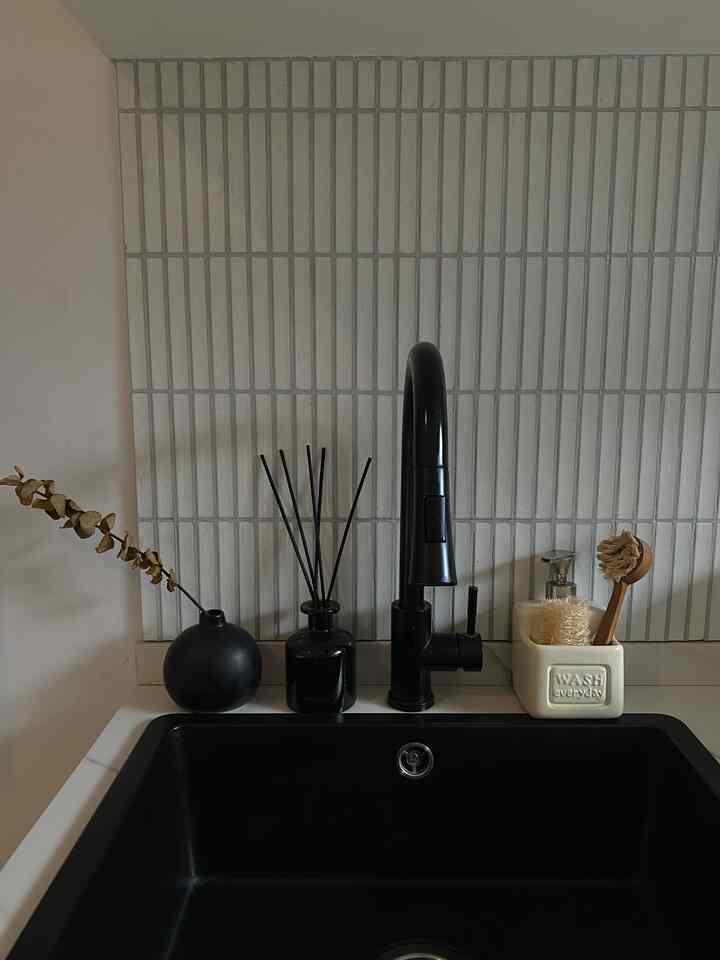 Kitchen must have ✨ mulai dari sikat estetik, appliances seperti toaster untuk yg seneng bgt sama roti, toples kaca estetik untuk simpan snack, dan wadah bumbu yg kece supaya masuk ke tone dapur 🫶🏼 kadang suka bosen sama layout jadi kami ganti sesuai mood 🌱😄

#minikitchen #kitchenmusthave #smalldecorations #inspodecorations #hiasanrumah #aesthetichome