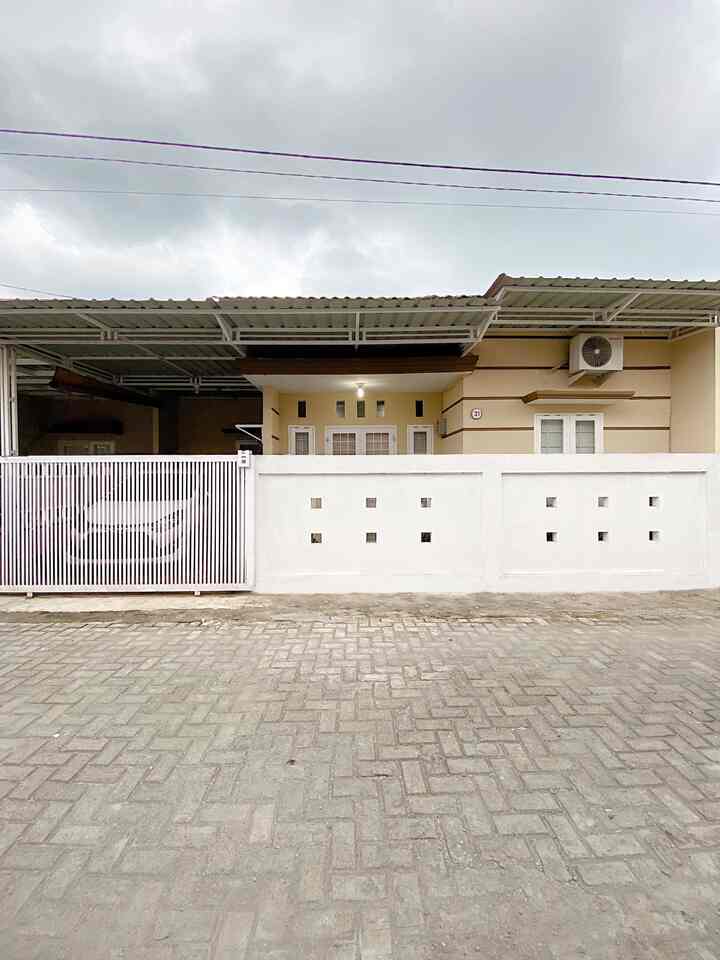 Tampilan Full fasad✨

Fasad rumah ukuran 9x10 ini masih bawaan developer, tetapi untuk pagar kami diberi kesempatan untuk membangun sendiri. 

Aku cenderung suka yg minimalis dan polos, dan memiliki privasi. Disini aku selalu memakai motif kotak seperti di tembok, jendela dan pintu teralis. 
Untuk pagar besinya agar tidak terlalu trasparan ke arah rumah aku memilih desain besi yg rapat. Untuk warna aku pilih warna putih 

#DesignFasad #IdeFasad #InspirasiFasad
#yositriaa #rumahdeveloper #tinyhouse #90m2 