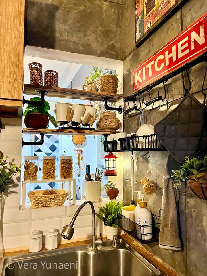 𝗦𝗺𝗮𝗹𝗹 𝗗𝗲𝗰𝗼𝗿𝗮𝘁𝗶𝗼𝗻

𝗝𝗮𝗱𝗶 𝗱𝗶 𝗱𝗮𝗽𝘂𝗿 𝗮𝗱𝗮 𝗱𝗶𝗻𝗱𝗶𝗻𝗴 𝗸𝗼𝘁𝗮𝗸 𝗯𝗼𝗹𝗼𝗻𝗴 𝘆𝗴 𝗰𝗼𝗻𝗻𝗲𝗰𝘁𝗶𝗻𝗴 𝗱𝗲𝗻𝗴𝗮𝗻 𝗿𝘂𝗮𝗻𝗴 𝗺𝗮𝗸𝗮𝗻. 𝗗𝗮𝗿𝗶 𝗱𝘂𝗹𝘂 𝗮𝗸𝘂 𝘁𝘂𝗵 𝗯𝗶𝗻𝗴𝘂𝗻𝗴 𝗯𝗮𝗻𝗴𝗲𝘁, 𝗯𝗼𝗹𝗼𝗻𝗴𝗮𝗻 𝗶𝗻𝗶 𝗺𝗮𝘂 𝗮𝗸𝘂 𝗱𝗲𝗸𝗼𝗿 𝗮𝗽𝗮??? 😁🤔… , 𝗡𝗮𝗵, 𝗯𝗮𝗿𝘂 𝘁𝗮𝗵𝘂𝗻 𝟮𝟬𝟮𝟯 𝗶𝗻𝗶 𝗸𝗲𝗽𝗶𝗸𝗶𝗿𝗶𝗮𝗻, 𝗶𝘁𝘂 𝗷𝘂𝗴𝗮 𝗵𝗮𝘀𝗶𝗹 𝘀𝘁𝗮𝗹𝗸𝗶𝗻𝗴𝟮 𝗱𝗶 𝗱𝘂𝗻𝗶𝗮 𝗱𝗲𝗸𝗼𝗿 𝗿𝘂𝗺𝗮𝗵 𝗵𝗶𝗵𝗶𝗵𝗶. 𝗦𝗺𝗮𝗹𝗹 𝗗𝗲𝗰𝗼𝗿𝗮𝘁𝗶𝗼𝗻 𝗱𝗶 𝗱𝗶𝗻𝗱𝗶𝗻𝗴 𝗯𝗼𝗹𝗼𝗻𝗴 𝗶𝗻𝗶 𝗵𝗮𝗺𝗽𝗶𝗿 𝘀𝗲𝗺𝘂𝗮 𝗮𝗸𝘂 𝗸𝗮𝘀𝗶𝗵 𝗯𝗮𝗿𝗮𝗻𝗴 𝘆𝗴 𝗯𝗲𝗿𝗯𝗮𝗵𝗮𝗻 𝗱𝗮𝘀𝗮𝗿 𝗽𝗹𝗮𝘀𝘁𝗶𝗸 𝗮𝘁𝗮𝘂 𝗮𝗻𝘆𝗮𝗺𝗮𝗻, 𝘀𝘂𝗽𝗮𝘆𝗮 𝗮𝗺𝗮𝗻 𝘀𝗮𝗷𝗮 𝗱𝗮𝗻 𝗴𝗮𝗸 𝗴𝗮𝗺𝗽𝗮𝗻𝗴 𝗽𝗲𝗰𝗮𝗵 𝗷𝗶𝗸𝗮 𝘁𝗲𝗿𝗷𝗮𝘁𝘂𝗵. 𝗛𝗮𝗻𝘆𝗮 𝟮 𝗯𝗮𝗿𝗮𝗻𝗴 𝘆𝗴 𝗯𝗲𝗿𝗯𝗮𝗵𝗮𝗻 𝗱𝗮𝘀𝗮𝗿 𝘁𝗮𝗻𝗮𝗵 𝗹𝗶𝗮𝘁 𝘆𝗮𝗶𝘁𝘂 𝗽𝗼𝘁 𝘁𝗲𝗿𝗮𝗰𝗼𝘁𝗮.
𝗖𝗲𝗸𝗶𝗱𝗼𝘁 𝘆𝗮, 𝗺𝗼𝗴𝗮 𝗺𝗲𝗻𝗴𝗶𝗻𝘀𝗽𝗶𝗿𝗮𝘀𝗶 ❤️😅
.
#smalldecorations #pernakpernikrumah #decorationinspo #bracketindustrial #ambalanindustrial #cangkirteh #cangkirantik #cangkirantik #cangkirplastik #locknlock #stopleslocknlock #ikea #fejka #krishome #keranjangrotan #keranjang #keranjangserbaguna #vintagehome #rumahlawas #rumahjakartatimur #rumahmungil #lampuled #lampuantik #lampumini #lampu