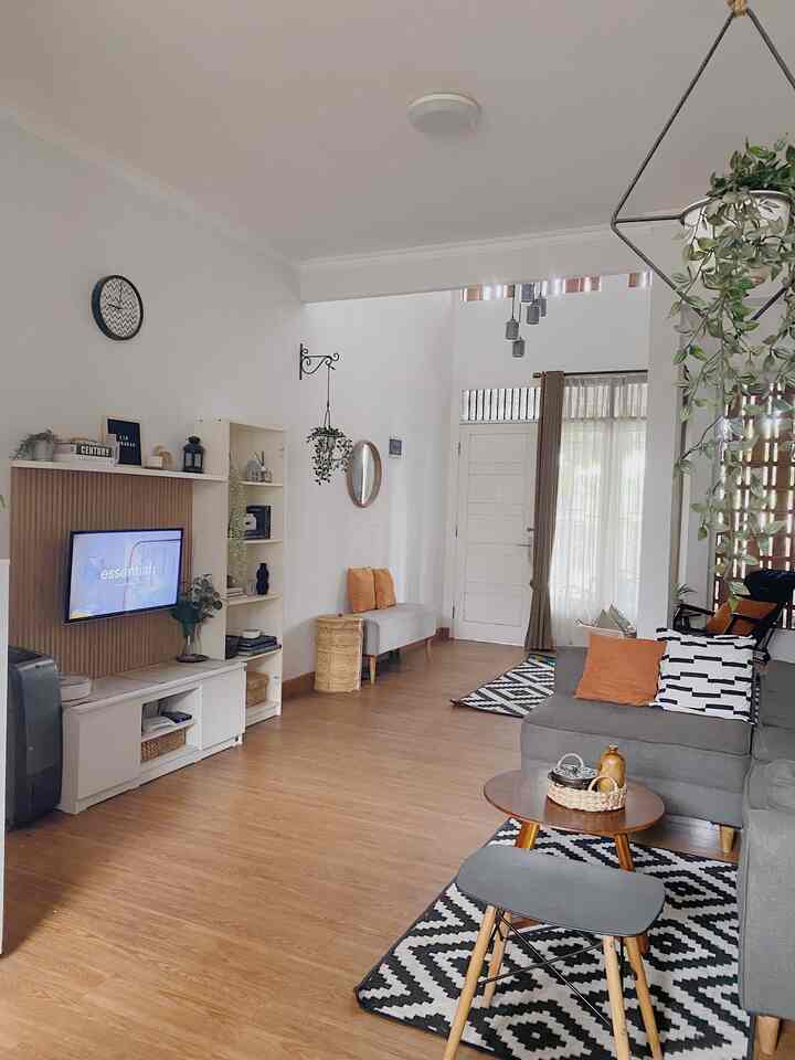 Area living di rumah termasuk kitchen berukuran cukup spatious yaitu 4x10,5 m2. Agar terasa lega saya meminimalkan sekat di area ini atau biasa disebut dengan layout open space. Selain itu furniture dan cat dindingnya juga didominasi warna putih yang juga menciptakan kesan luas. #mydreamhouse #bighouseinspo #rumahbesar #minimalist #industrial #japandi #bekasi #rumahdeveloper
