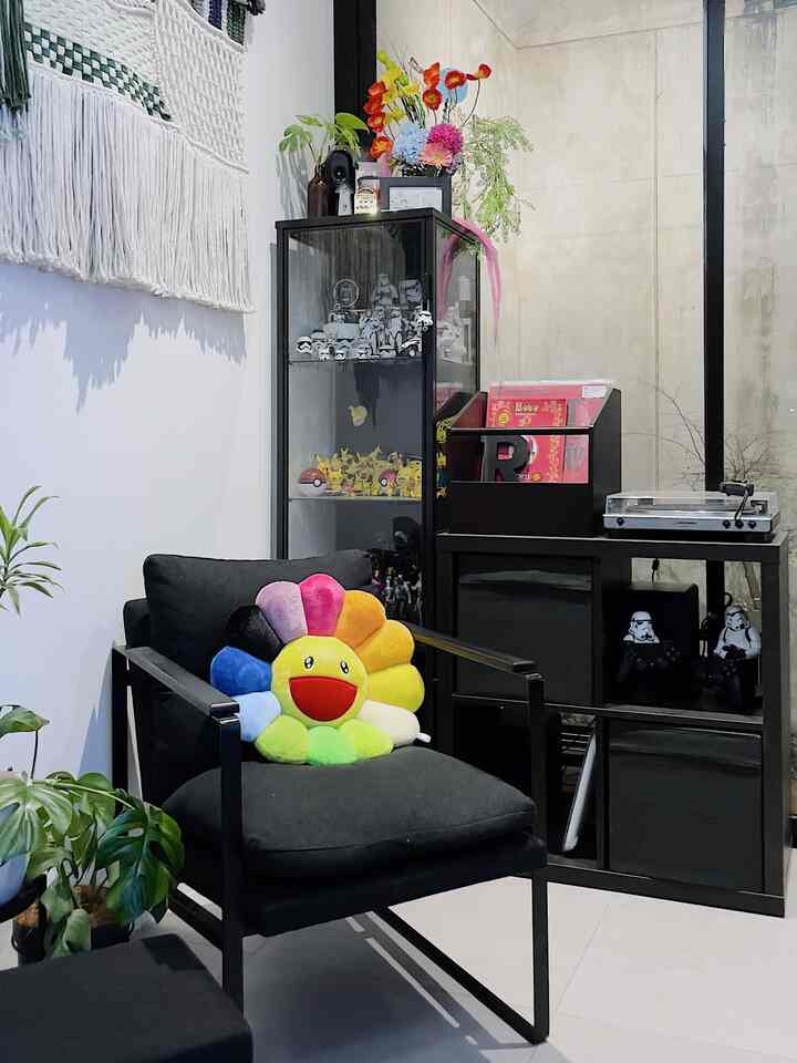 Adding pillows to the chairs is a ninja way to make the chairs look fancy ❤️. Then, to complete the whole look from the collection and music corner, I placed an architectural model standing lamp right next to the chair.

The intention was to have an original Takashi Murakami pillow, but for budget reasons, I ended up looking for one that was most similar and comfortable in my pocket 😅

#FancyBudgetMinimum #LowEffortFancy #SpillDecorLowBudget #takashimurakami #standinglamp #pillow