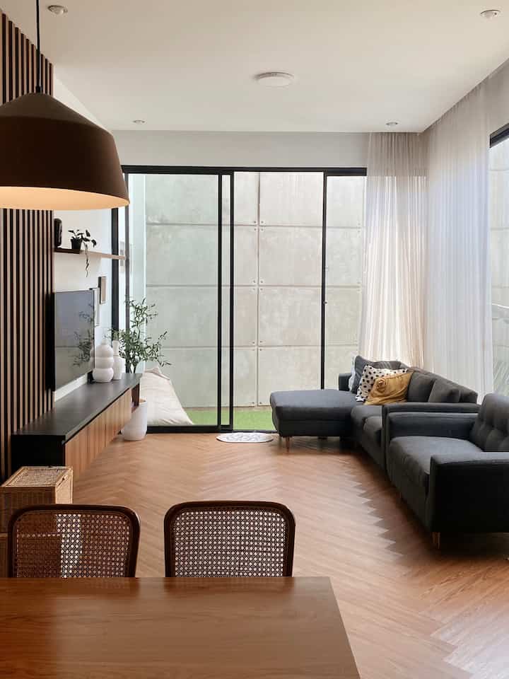 Sebenernya ada beberapa ruangan favorit dirumah ini, tapi pertama yang paling aku seneng itu yaa ini ruang keluarga.

Dimana kita kumpul tumbuh bersama sering menghabiskan waktu disini, konsepnya sendiri open space karna menyatu dengan dapur.

Dan dari dulu cita cita kalau punya rumah pingin dengan bukaan jendela yang besar, makannya disini di ruang keluarga ini sekelilingnya pakai kaca besar selain ruangan terlihat lebih luas, bisa menghemat listrik juga di siang hari

#aestheticroom #aesthetichomedecor #homestyling #livingroom