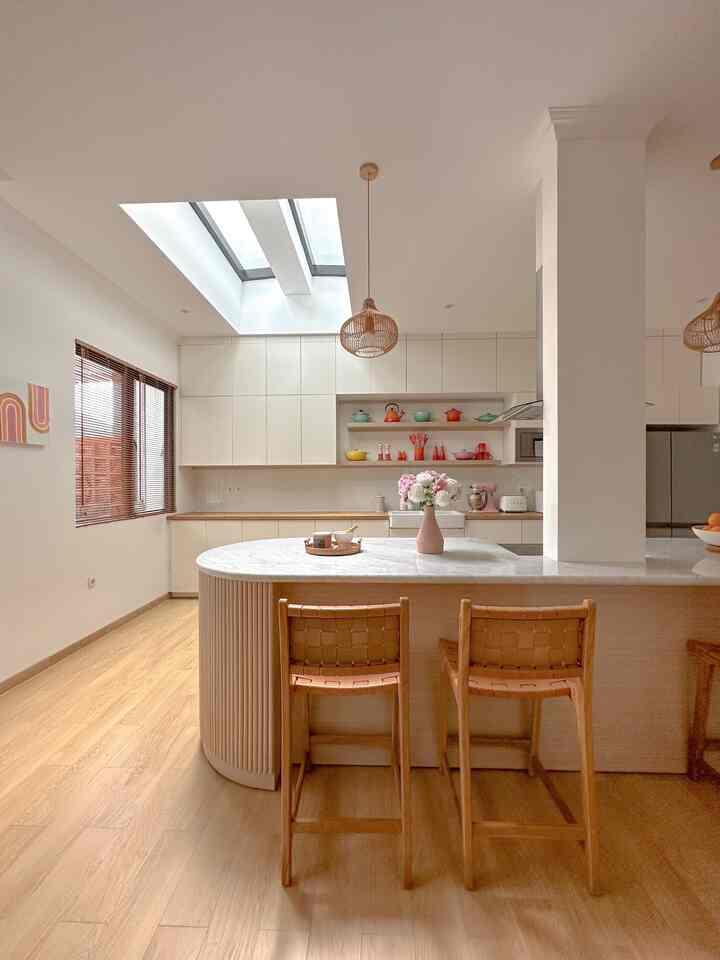 Rumahku sebenarnya lebih berkiblat kearah scandinavian design. Terutama untuk area kitchen ini. Akan tetapi memasuki area lain juga bisa merasakan japandi atau korean vibe, jadi kalau ditanya designnya apa mungkin perpaduan 3 design tersebut. 

#scandinavian
#japandi
#koreanhome
#homedecorinspo
#aesthetichomedecor
#arieskamarina
#kitchen