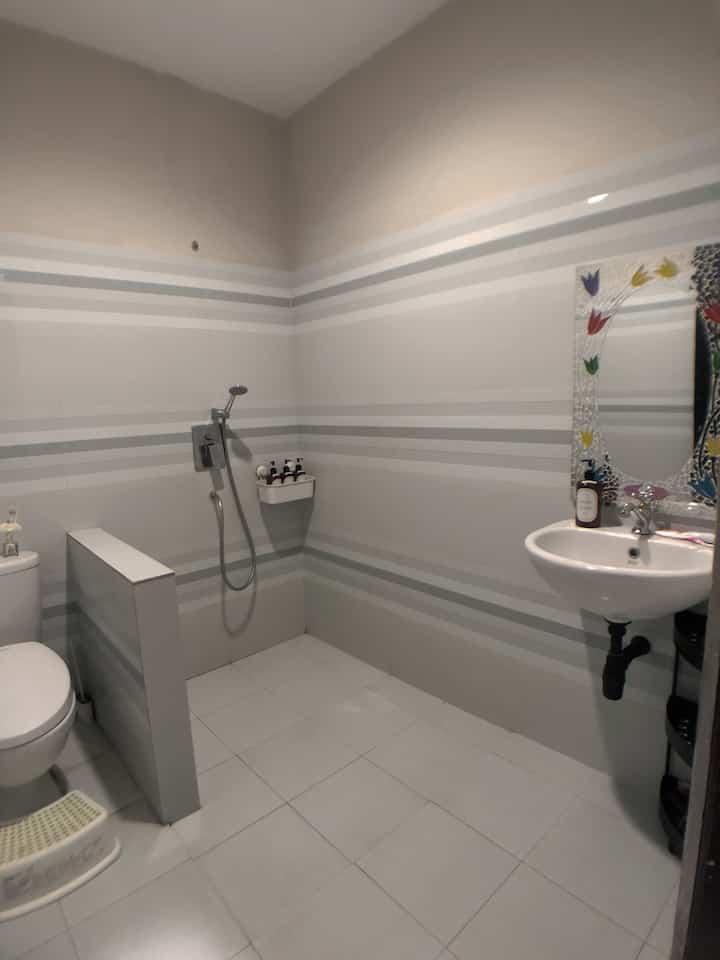 Kamar mandi tamu ini bener2 masih original design ayahku, sejujurnya bukan aku banget temboknya rame dan cermin warna warni, tapi lama kelamaan ternyata jadi suka liat si cermin bunga mozaik ini😍


#bathroom #bathroomideas #smallbathroom #mirror