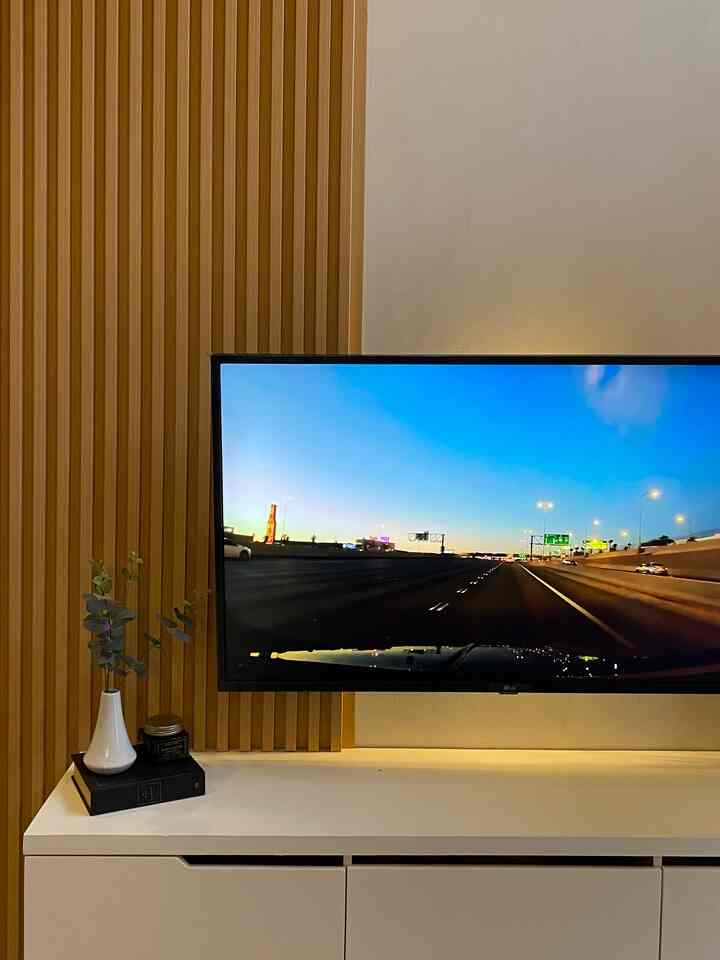 Bagian rumah yang paling kusuka bagian tv! Karena wallpanel bikin rumah jadi nyala, dipasang cuma sedikit hanya untuk aksen di gabung dengan lampu led belakang tv jadi cantik kalau malam hari💓 tidak lupa dengan pajangan vas bunga & daun palsu eukaliptus! 


#decorativeitems #homestyling #homedecor #rumahdeveloper #50m2 #petparent #rumagmungil #minimalis 