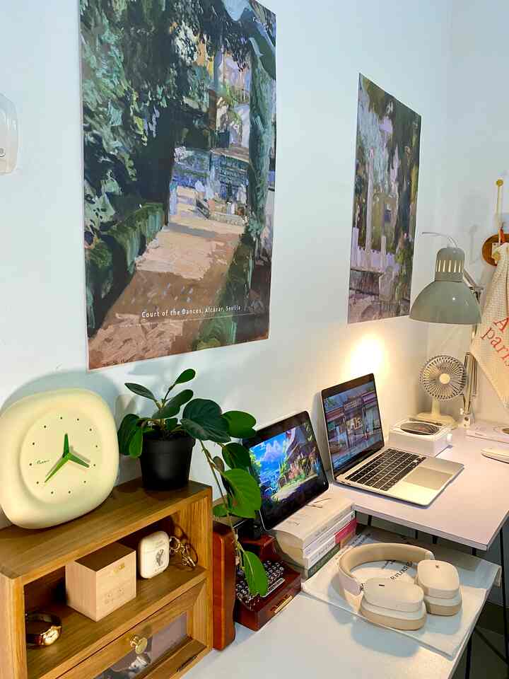 Meja kerja dengan tema aesthetic vintage, perpaduan barang-barang dengan warna beige dan bahan kayu.

#BTNOASeason4 #dekorasiruangbelajar #dekorasirumah 