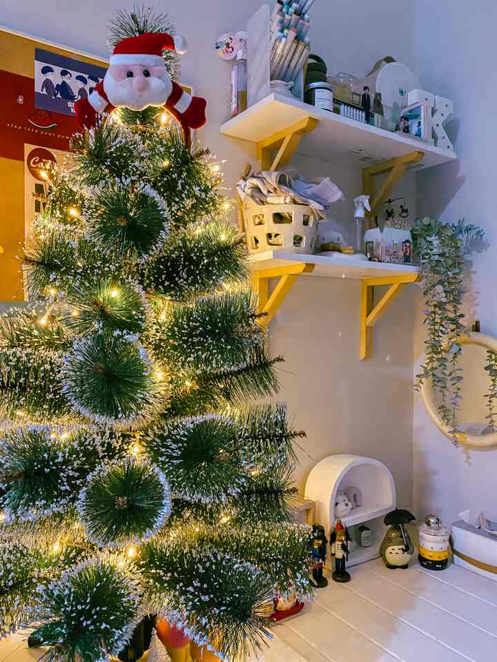 Ruangan ini gampang di rubah rubah styling nya.. bisa sesuai mood atau tema tertentu🤍

kaya saat ini, karena mau masuk bulan Desember.. aku mulai keluarin pohon natal dan pasang dipojokan.

mood ruangan ini pun langsung berubah jadi lebih hangat🫶🏻

waktu fav aku berada di ruangan ini saat pagi- siang hari.. karena waktunya bekerja dan banyak duduk diruang ini.

barang dekor fav aku saat ini ada pohon natal, tanaman hias di pojok rak, dan calendar aesthetic di meja.

#MyFavoriteRoom #MyHouseStory #MyFavoriteItems #greynaehaus #ruangkerja #rumahdibandung #inspirasiworkdesk #homeoffice 