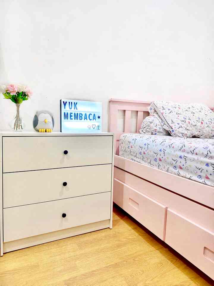 Kamar Anak

Untuk kamar anak kami sangat suka dengan ranjang tidur. Karena ranjang ini terdapat 2 ranjang dibagian atas dan bagian bawah, dan juga ada laci bawah sebagai tempat penyimpanan.

Untuk material furnitur pada kamar anak kami memilih material kayu. Karena aman bagi anak2. 

Untuk menjaga agar kamar anak tetap rapih dan nyaman, kamar harus delalu dibersihkan sehari 2 kali.

#DekorasiKamarAnak
#InspirasiKamarAnak
#KidsRoomStyling
