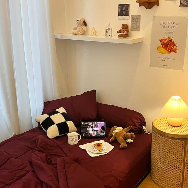 sprei merah maroon bikin suasana kamar terasa berbeda. biasanya aku selalu menghindari warna merah untuk kamarku, ternyata merah juga bisa bikin estetik lho. kamarku terlihat lebih cozy & mewah padahal hanya dengan ganti warna sprei. apalagi dipadukan dengan lampu warm white, cakep pol! ✨ 


#aestheticroom #aesthetichomedecor
#homestyling #bedcover #sprei #kamarestetik #bedcoverset #hazealnut #koreanroom