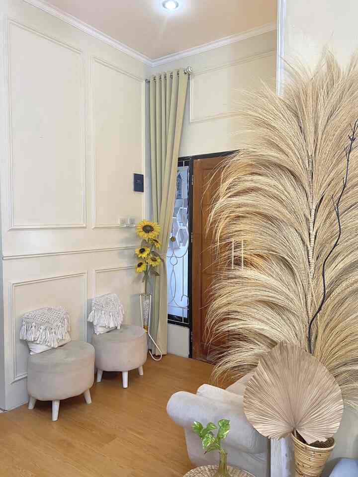 Ruang tamu bernuansa beige dengan sentuhan dekorasi ala rustic ✨


#rumahmungilvira #ruangtamu #livingroom #rustic #rusticdecoration #wallmoulding #beigecolor