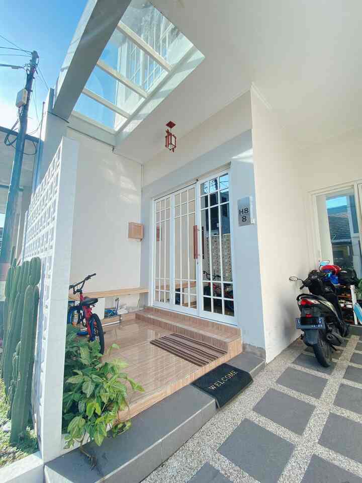 White-tone entrance featuring bench on left and white sliding door with a clean modern vibe