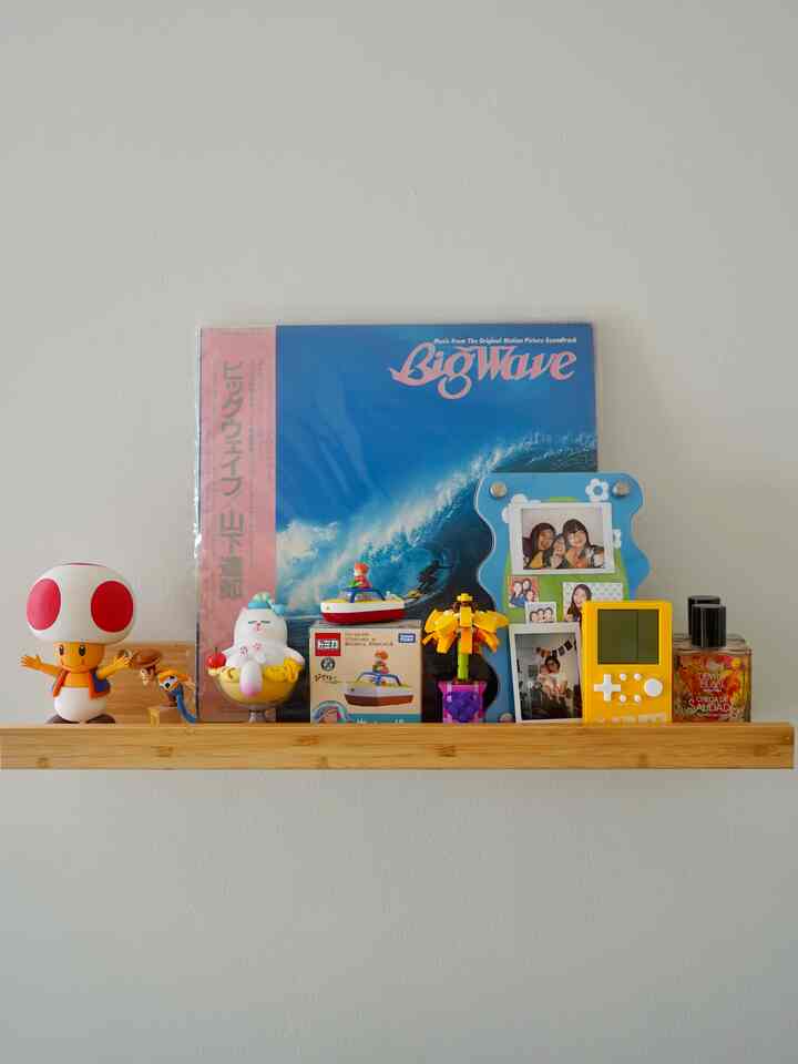 Kalau kalian datang ke #casadecipop, bakalan banyak ngeliat barang-barang warna warni karena sesuka itu sama warna ngejreng. Pernah mencoba menata warna yang lebih kalem, tapi berujung warna warni lagi 😂

Aku menjadikan tempat tinggalku ini tempat yang nyaman dengan touch of my personality yang colorful. Jadi di setiap sudut ruangan seperti bagian pajangan, dekat jendela, living room bahkan kamar yang polos sekalipun tetap aku beri sentuhan warna-warni yang ga ada dominan warna khusus. 

Caraku memadu madankan biasanya dengan menggunakan warna yang kontradiktif, tapi ga ada spesifik warna apa asal enak dilihat dan bikin aku ‘sparks joy’ :D

#BringColorsToMyHome #HomeColorPalette #HomeColorDesign #CASADECIPOP #midcenturymodern #apartemen #livingalone #apartemenjakarta #sololiving