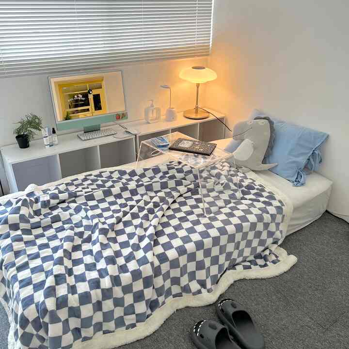 Another korean inspired bedroom. Luas kamar ini sekitar 3x3 yang biasanya digunakan sebagai rang tamu. Untuk kamar ini, aku ingin suasana yang berbeda dengan menambahkan karpet di sekeliling kamar. Aku pilih warna abu-abu supaya memberikan kesan hangat namun juga tetap netral untuk dekorasi di kamar.

#koreanbedroom #koreanaesthetic #aestheticbedroom #kamarkorea #tinybedroom #kamartidur 