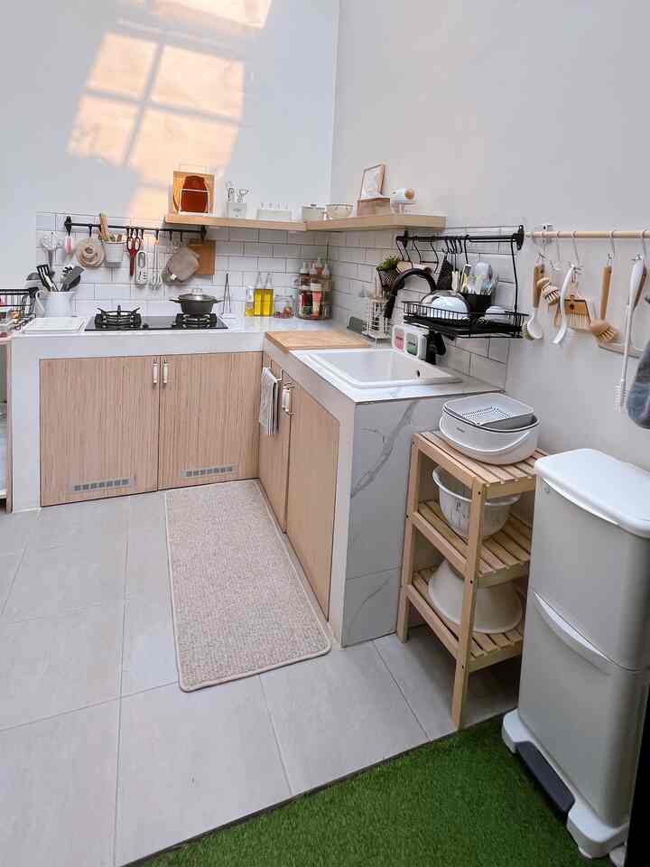 Dapur letter L bernuansa wood, white, dan black masih jadi pilihan warna di rumapertama. Pemilihan warna barang-barang untuk di dapur juga disesuaikan dengan tema rumah sehingga tetap menyatu 🤍

#kitchenstyling #kitchendecorideas #kitchenmakeover #homedecor #dapuraesthetic #insipirasirumah #m #inspirasidapur #japandi #scandinavian #rumahcluster 