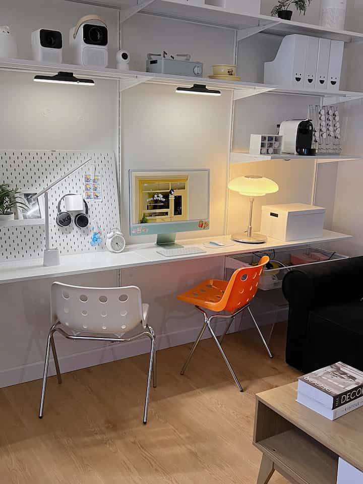 Bedroom update! Seneng banget pake hanging rack kayak gini karena bisa serve multi purpose. Bisa jadi tambahan storage buat di kamar, bisa jadi work desk, dan bisa jadi display buat pajangan-pajangan juga 🤍 #bedroom #aesthetic #koreanbedroom #homeoffice #pinterest