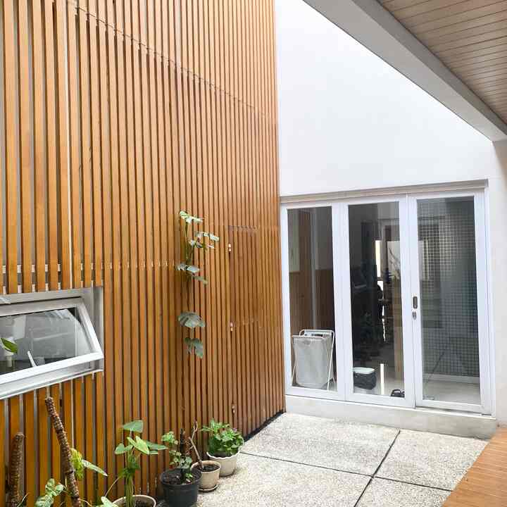 Crossed circulation and natural light. menjadi goals utama kami ketika membangun rumah ini. mimpi mempunyai rumah yang “sehat” kaya akan bukaan dan sinar matahari. #rayoflight #crossedcirculation #japandi #rumahtumbuh 