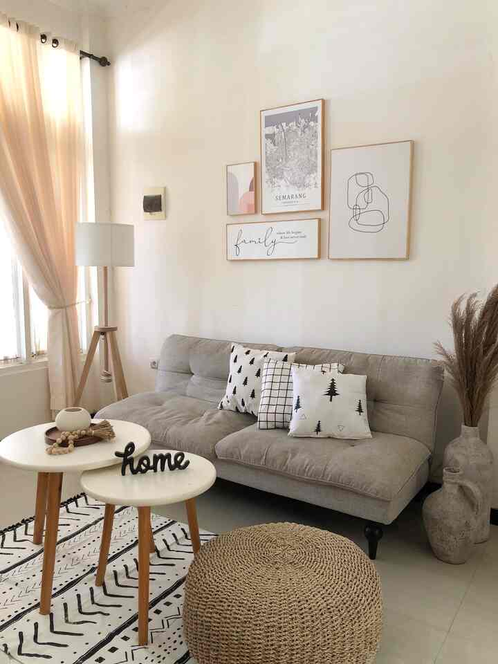 Masih dengan furniture yang sama
Hanya saja posisi nya yang berubah tempat
Make it simple 💡

#sofaruangtamu
#ruangtamu
#mejaruangtamu
#lampuikea
#standinglamp
#walldecor
#dekorasiruangtamu
#hauz191
