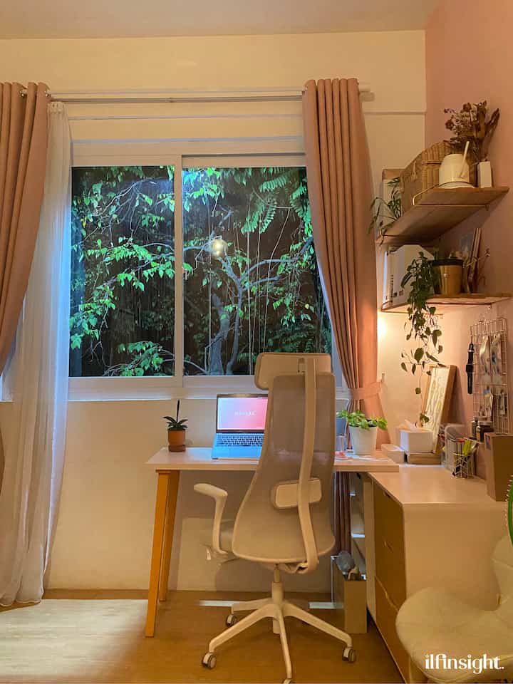 Dari “Horor” Jadi Estetik dengan Lighting🌿👩‍🎨

Ruangan paling estetik di rumahku ya jendela kamarku ini. Aku memanfaatkan pemandangan kebun depan rumah yang sering kali dianggap “Horor” oleh masyarakat Indonesia ini, dengan jendela yang super besar ukuran 200x150cm. 

Ssst, ini pemandangan langka di Kota Bekasi, jadi harus dimanfaatkan semaksimal mungkin👀

Buatku selling point dari ruangan ini ada pada pemandangan jendela tiap waktunya! Dari terang benderang pada jam golden hours sampe malam! Tiap waktunya memiliki keindahannya tersendiri. Dibantu dengan lighting outdoor diatas jendela, cahaya sorotan dari lampu memberikan efek kedalaman dari daun dan pohon. Sehingga pohon-pohon yang terkena cahaya ini nampak seperti lukisan alami.

Untuk konsep ruangan ini memiliki kesan minimalist dengan moodboard warna putih, pink, kayu warna hemlock, dan aksen gold. Jadi furniture yang dipilih harus sesuai dengan warna & bentuk tersebut. Untuk pencahayaan dalam ruangan ada dua mode: warm light ketika aku ingin istirahat, dan bright white ketika aku ingin bekerja.

Area terestetik ini aku tempatkan sebagai area kerjaku. Sebagai pekerja kreatif, suasana alam seperti ini sangat membantuku untuk bisa memunculkan ide-ide ketika dihantam deadline kerjaan, hehe.

#aestheticroom #aesthetichomedecor #homestyling #kamarpink #kamartidur #ruangkerja #bekasi #livewithparents
