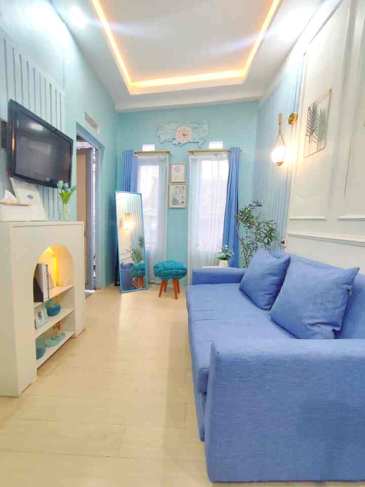 Ruang tamu dengan dinding rumah Perpaduan warna soft blue dan tosca membuat rumah terlihat lebih soft . 

#ruangtamu 
#rumahbiru
#rumahminimalis