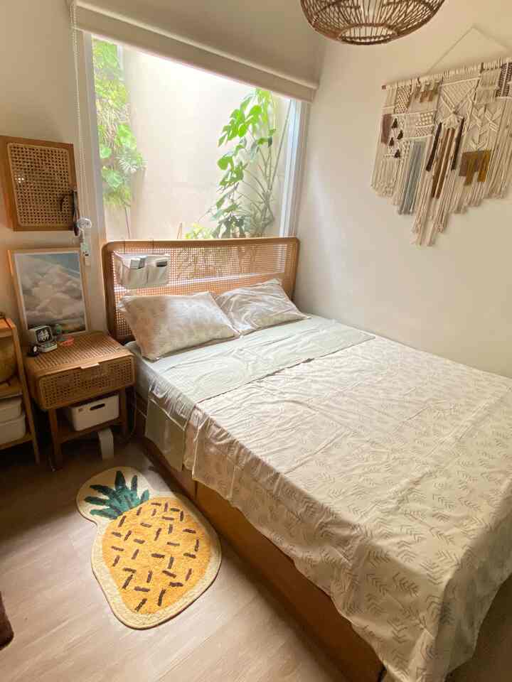 #aestheticroom yang paling sering gonta ganti printilan ya dikamar ini. Paling favorit soalnya emang demen rebahan sambil drakoran. 

#aestheticroom
#aesthetichomedecor
#homestyling #kylehome #minibedroom


