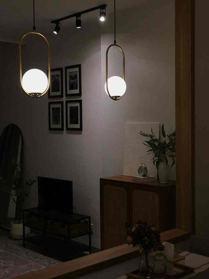Night Vibes at Home 🏠🌙🌃🕯️🥀

Untuk lighting malam hari kami prefer untuk menyalakan lampu hanya dibagian / spot tertentu saja. Selain untuk menghemat biaya listrik, kami juga suka ambience yg seperti ini karena memberi kesan warm, cozy, dan teduh. 

Seringnya di malam hari kami hanya menyalakan lampu sorot plafon, lampu led spotlight, dan lampu gantung saja. Warna lampu warm white (3000k - 4000k) bagus banget untuk menciptakan suasana rumah malam hari yg hangat dan romantis 🤎

#NightVibe #Lightingldeas #LightingInspiration #warmhouse #rumahminimalis #homestagram #tinyhome #84m2 #rumahcluster #inspirasirumah #homedecor #interiorrumah #interiormodern 
