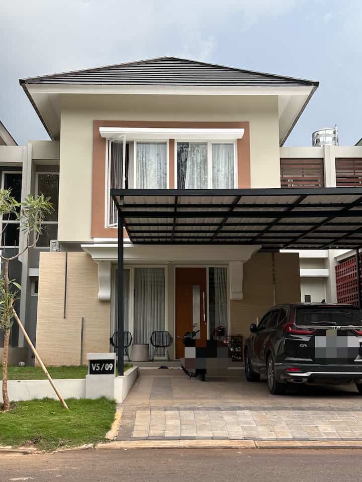 Tidak ada yang istimewa dari fasad rumah kami karena masih sama sesuai dari developer. Kami hanya menambahkan canopy berbahan hollow dan atap alderon, bernuansa hitam.
Taman depan rumah kami juga masih kosongan hanya berisi satu pohon cemara udang 😅

 #DesignFasad
#IdeFasad
#InspirasiFasad
#rumahdeveloper
#semarang