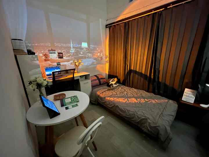 Hi! Welcome to my cozy room ✨

Ruangan 2x3m ini aku manfaatin sebaik mungkin untuk keperluanku. Mulai dari tidur, work from home, sampai ngonten 🏡

Coba tebak, anabulku lagi ngapain ya di foto pertama? 🤔

Mari kita saling berkenalan dan jadi tetangga online yaa 🤍

#BTNOASeason4 #smalldecorations #decorationinspo #smallroom