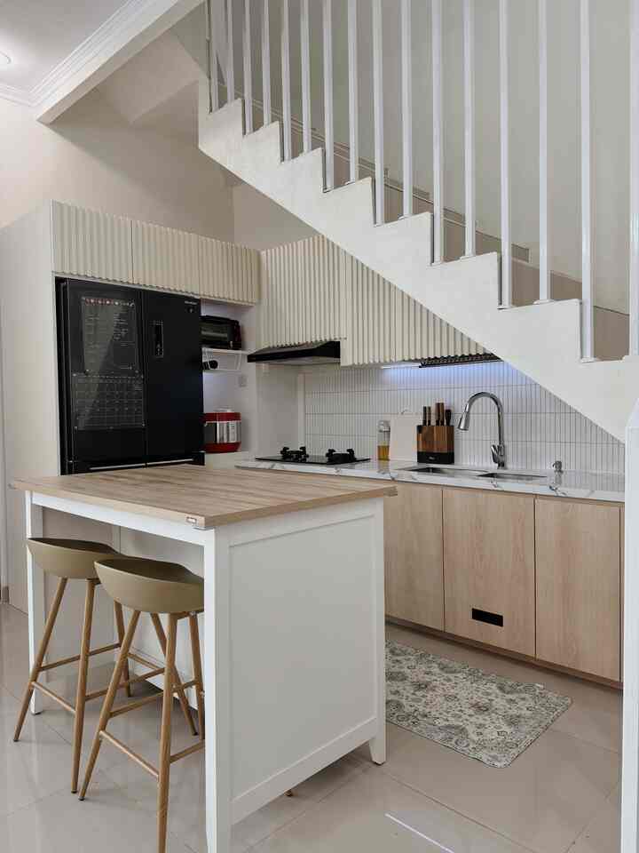 Dapur adalah jantung rumah kami, tempat dimana banyak bumbu-bumbu kasih sayang yang terbentuk menjadi kenangan manis yang akan selalu kami ingat

#kitchen #kitchendesign #kitcheninspiration #kitchenset #kitchencabinets 