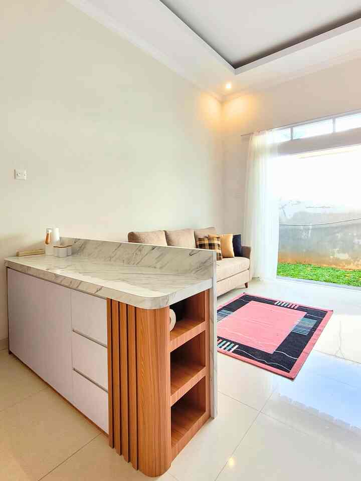 Before: Ruang keluarga dan dapur kami terasa kusam dan tak teratur. Ruangan terasa suram, dan tidak ada tempat yang nyaman untuk berkumpul.

After: Setelah perubahan besar-besaran, ruang keluarga dan dapur kini bercahaya dan bersahaja. Kami menciptakan ruang yang ramah dan nyaman untuk keluarga dan teman-teman kami. Selamat datang di tempat berkumpul favorit kami! 💫🏡 #TransformasiRuang #KeluargaDanKuliner #japandi #rumahdeveloper #dapur #ruangkeluarga