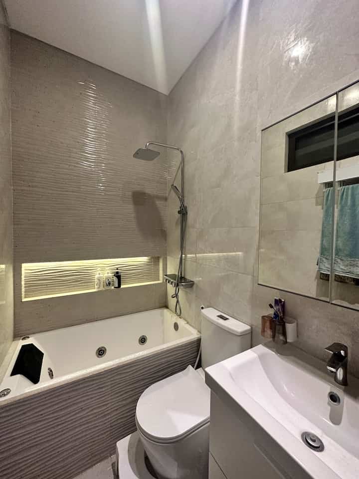 Todaayy kita bahas master bathroom casadelusan xixixi🫶🏻 
Dari awal bangun rumah, PakSuami pengen banget pake bathub di master bathroom (mungkin karena kamarku waktu gadis pake bathub kali yeee wkwkwk) tapi aku bilang ‘duhh space kita tuh ga gede, sumpek gaksiii kalo ada bathub segala? mendingan shower aja udahhh’ tapiiii namanya keinginan yaa pasti dicari sampe dapet wkwkwk akhirnyaaa PakSuami menemukan vendor yang bisa custom ukuran bathub, WOWWWW EMEJING EMANG LAKIK GWWW:)))
Akhirnya terpasanglah bathub itu yang ternyata segala dipasang ala ala jacuzzi😂😂 ampuuuunn berasa lagi dimanaaa gitu yahhhh kalo pas mandi berendem trus whirlpoolnya dinyalain😂😂
Oiyaaa pemilihan granit master bathroom ini sih udah pasti by aku yaaaa bisa dilihat dari warnanya yang feminim hihihi aku suka banget warna, motif & texturenya🫶🏻
Nahhhh, ada lagi nih yang namanya towel dryer. Idenya siapa? Pastiiii, PakSuami😂 katanya ‘aku ga suka dehhh anduk masih kayak belom kering kalo mau mandi sore sisa mandi pagi tadi’ aku bilang ‘ya jemur aja di jemuran kan bisa’ ‘duhhh ribett ntar kalo udah masuk kamar mandi udah copot copot lupa ambil anduk sih males yaaaa’ BAIIIIKKK….. maka terbelilah itu towel dryer yang ternyata sampai saat ini jarang dipake karena saking panasnya cuaca tu anduk ga perlu di dryer udah dry sendiri😂😂

#homedecorinspo #homedecor #homestagram #semarang #masterbathroom #bathroom #rumahmungil #ikea #custombathub #bathub #decorinspiration