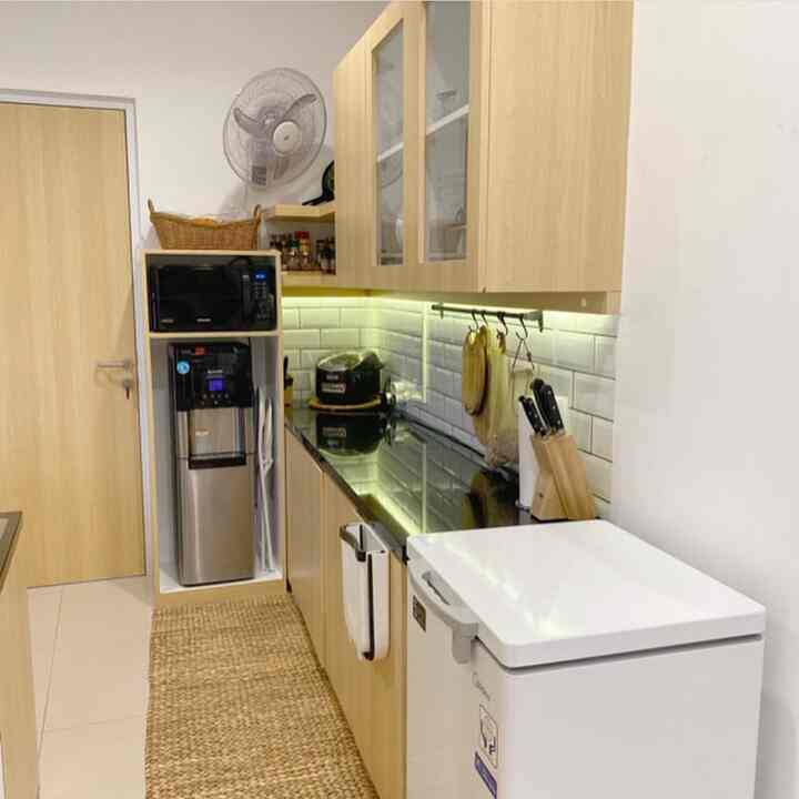 wet kitchen atau dapur kotor/service area ini langsung menghadap ke tangga dimana mengarah ke kamar ART dan area jemuran.. 
kita sengaja menyiapkan ruangan atau storage khusus untuk groceries agar lebih muat banyak barang, dan lebih gampang mencari nya.
#wetkitchen #servicearea #drystorage #groeceriesstorage #hpltaco #blacktoptable